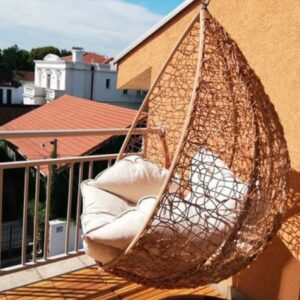 Ljuljaška jaje u krem boji na terasi