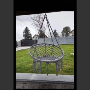 Viseca ljuljaska gnezdo siva