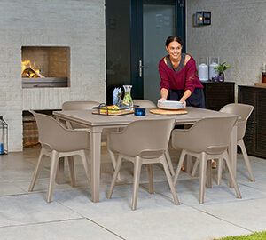 Set stolica u braon boji i sto prikazani u bašti