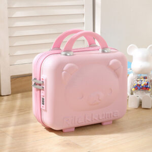 Kopckasti koferičić - ručni prtljag sa 3d printom u obliku mede u roze boji