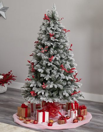 Snezna jelka sa crvenim bobicama