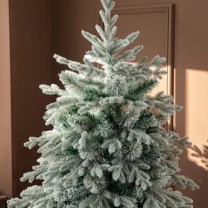 Snežna jelka sa snegom na granama